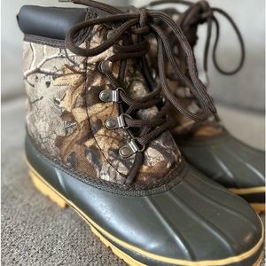 NEW Boys lace up Magellan waterproof boots size 4
